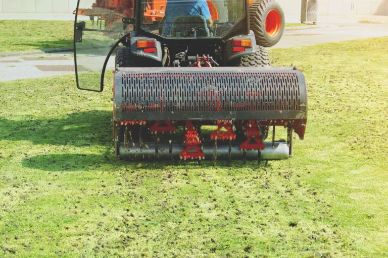 Aeracja trawnika
